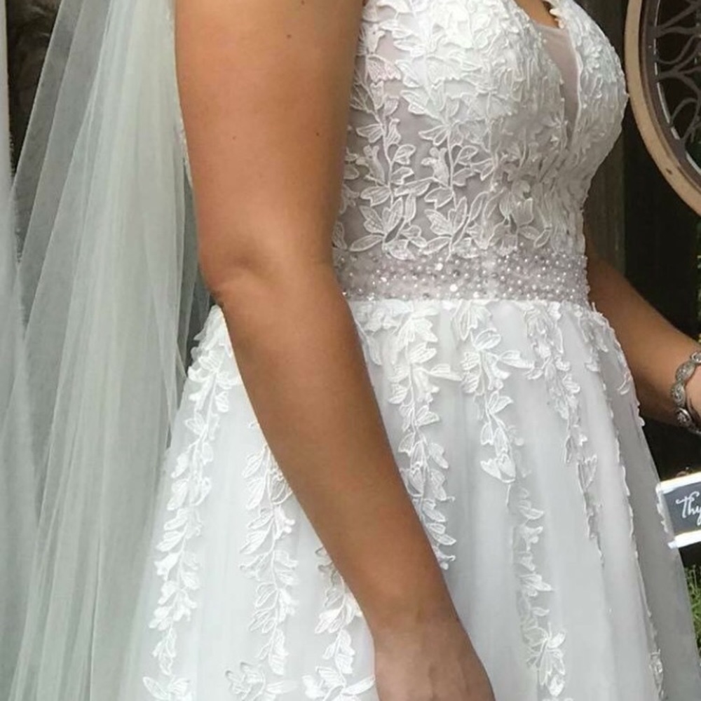Wedding Dress - Picture 2 of 4